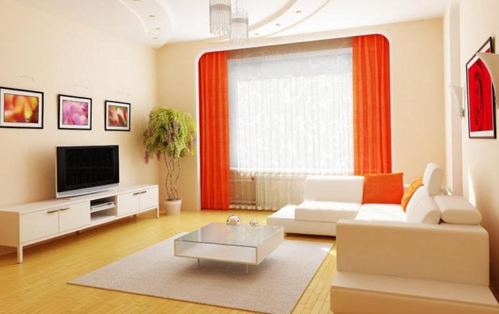 Яркие акценты цветовой гаммы в светлой гостиной на шторах и картинах