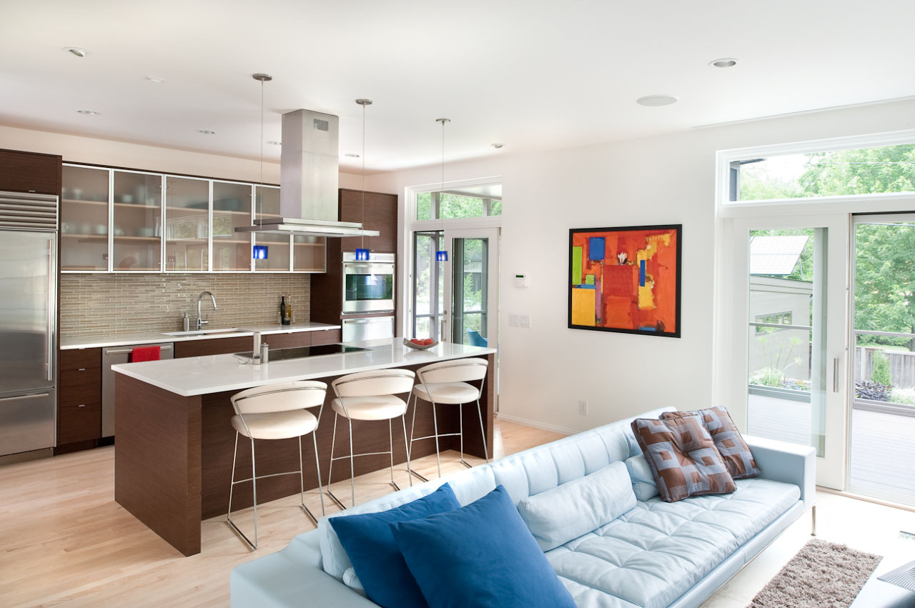 Экономия пространства при дизайне гостиной, совмещенной с кухней