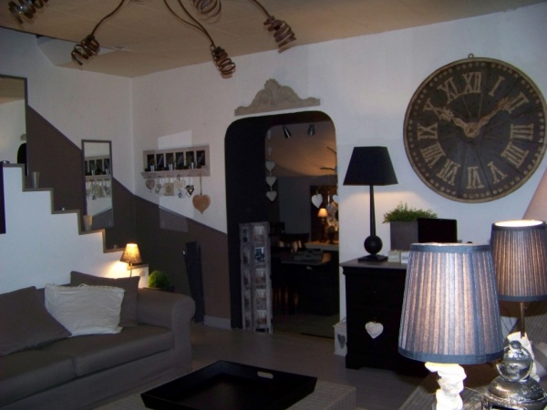 Оригинальные деревянные круглые настенные часы в гостиной