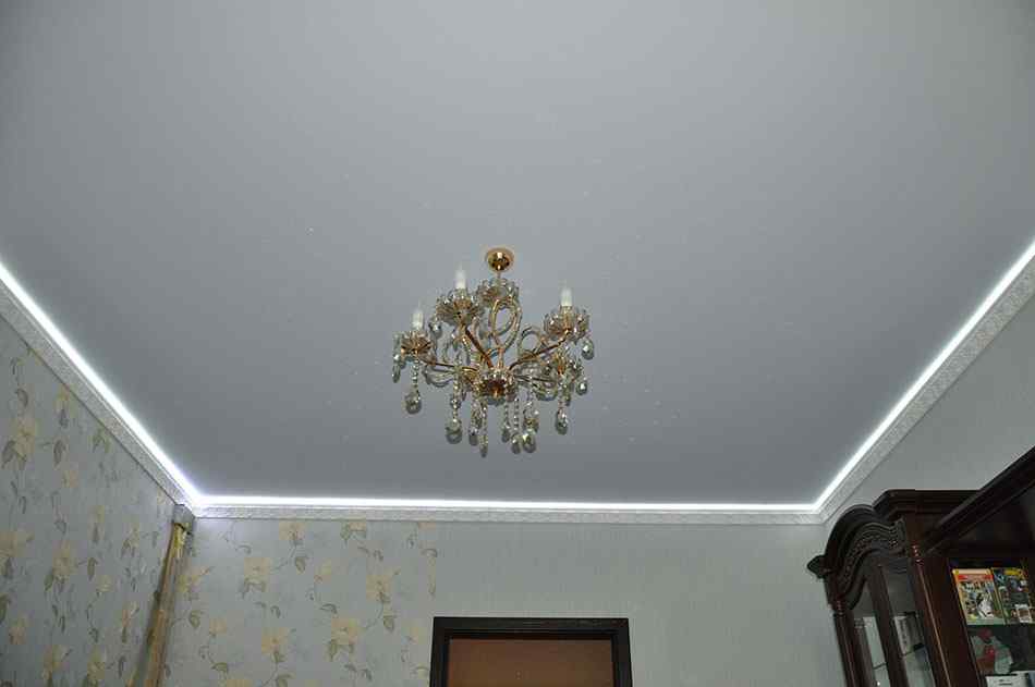 Матовый натяжной потолок для гостиной