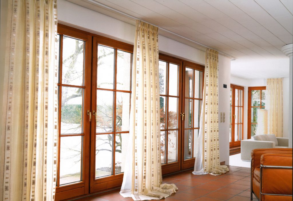Классические шторы простой формы в современной гостиной