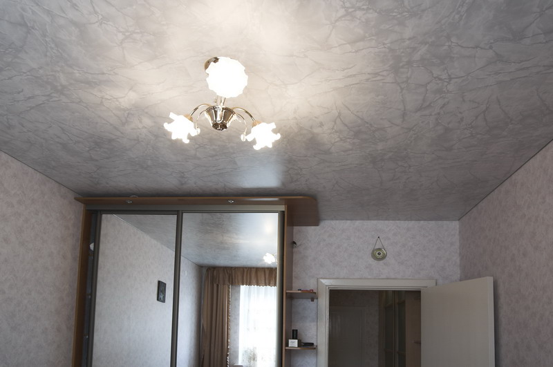 Мраморный натяжной потолок в гостиной