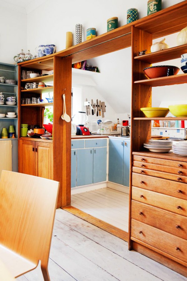 Кухонный стеллаж как перегородка между кухней и гостиной