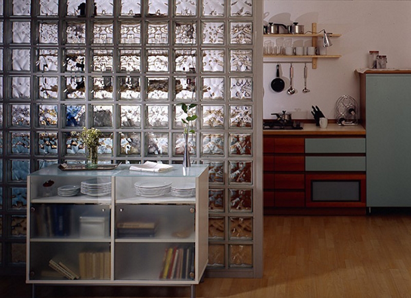 Перегородка со стеклоблоками между кухней и гостиной