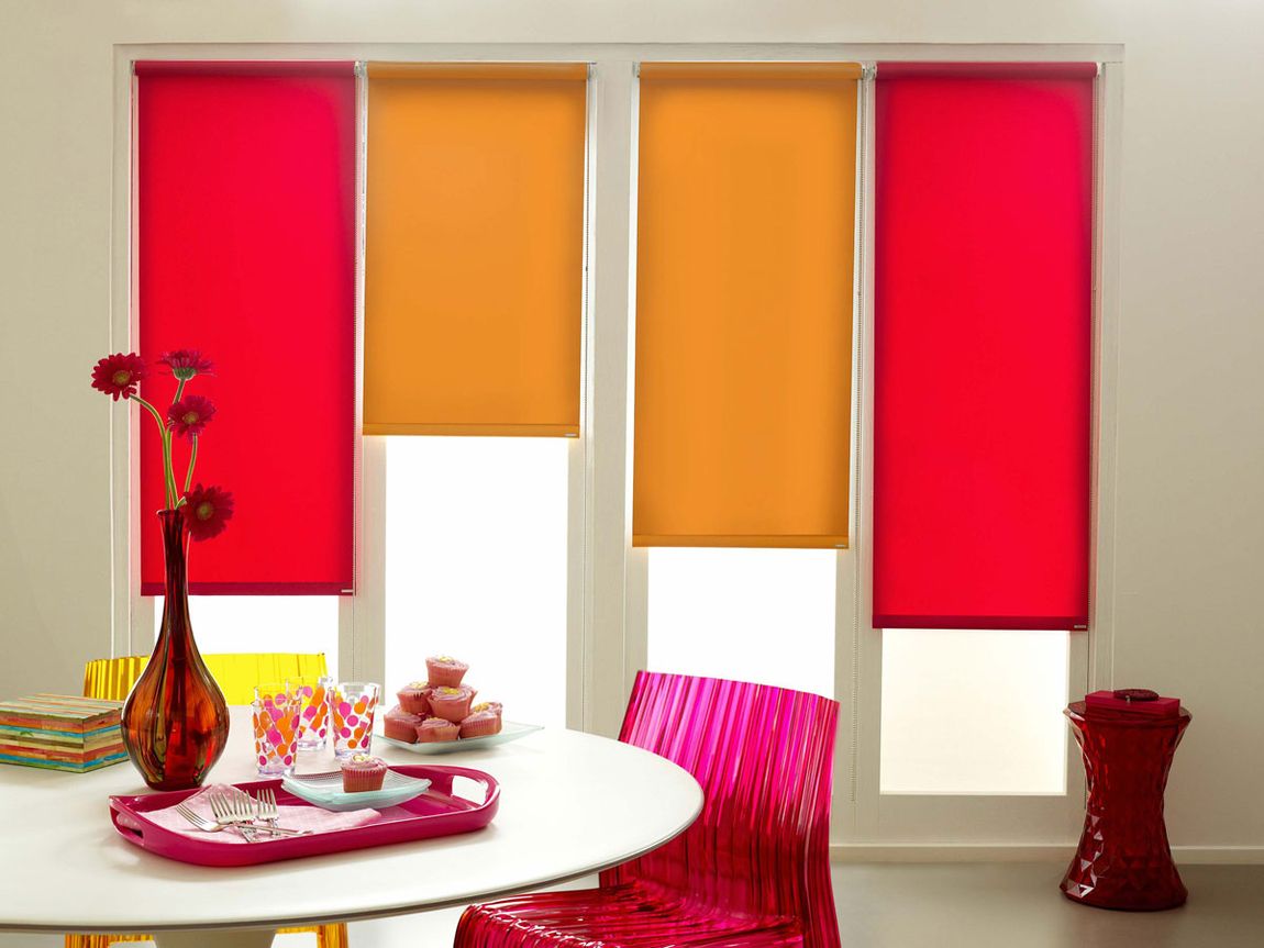 Разноцветные рулонные шторы в стиле поп-арт для гостиной