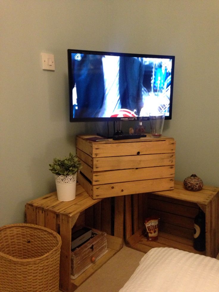 Угловая тумба для телевизора из ящиков