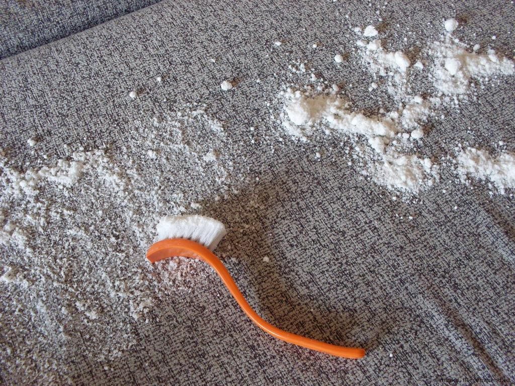 Уход за ковром с помощью метода сухой чистки