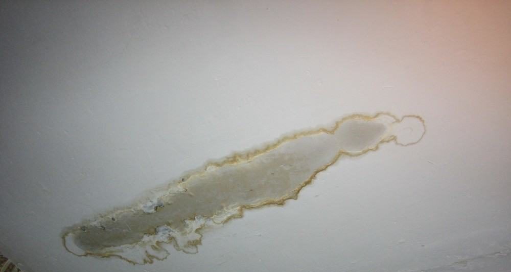 Сырость при затоплении сверху на тканевом потолке