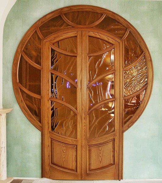 dveri iz naturalnogo dereva yasenya preimushhestva